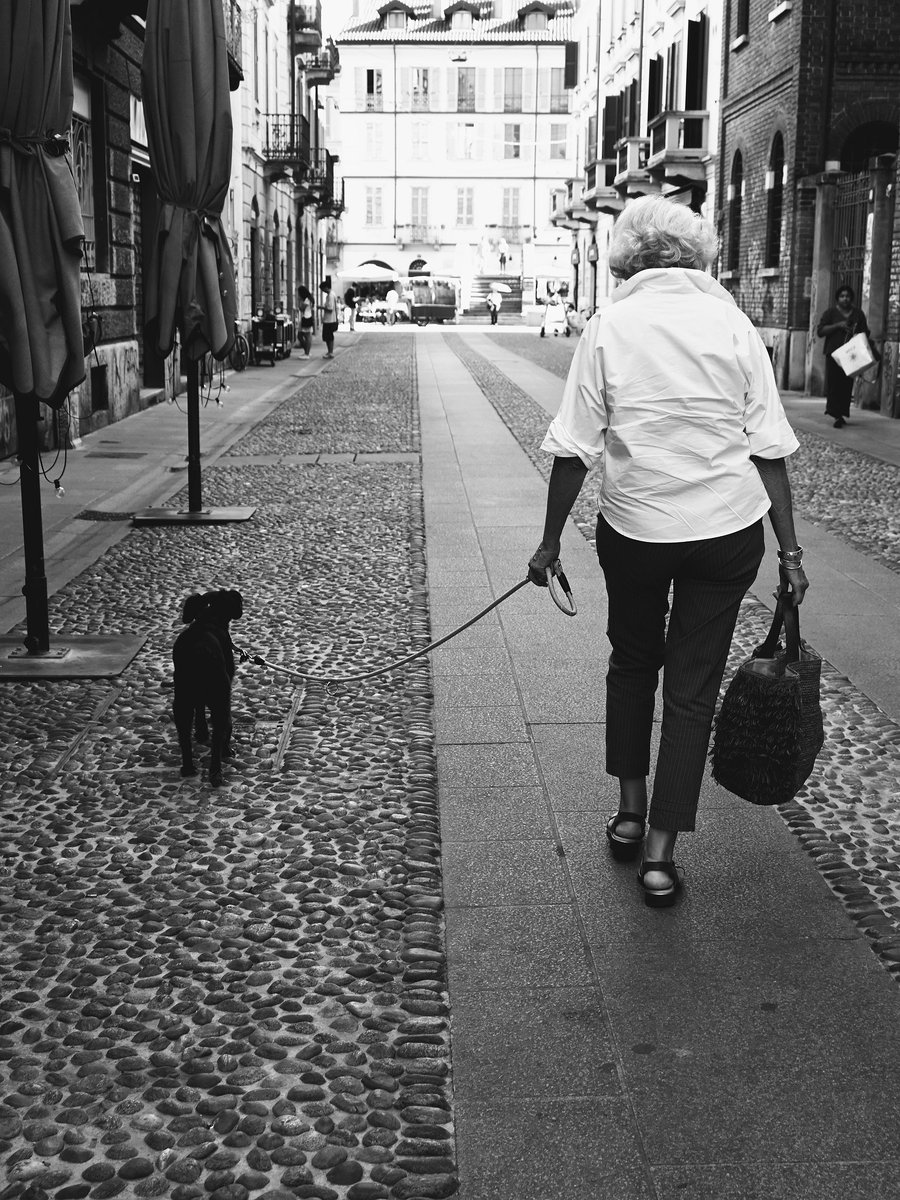 MuPCT5's tweet photo. Milano, 2026. Quando hai qualcosa di importante che non ha bisogno di parole, il silenzio intorno perde ogni rilevanza. Fotografia © Luca Mirelli https://t.co/mBOoTJ3zVM