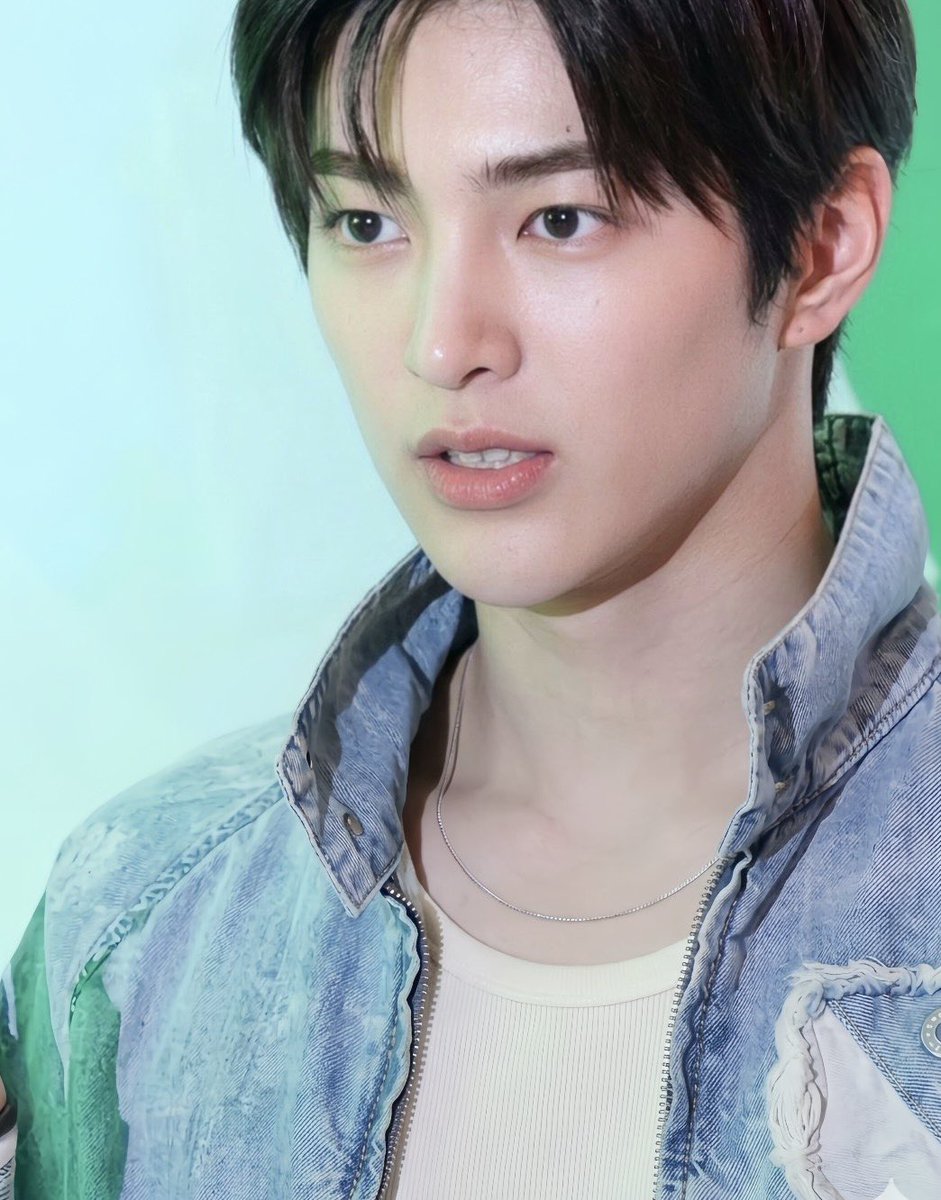 meekeawmee's tweet photo. ความหล่อตะโกนมาก

KEONHO AT CHANEL PFW

#KEONHOxCHANELSS27
#CHANELSpringSummer 
#KEONHO @CHANEL https://t.co/UM8ZZsprz6