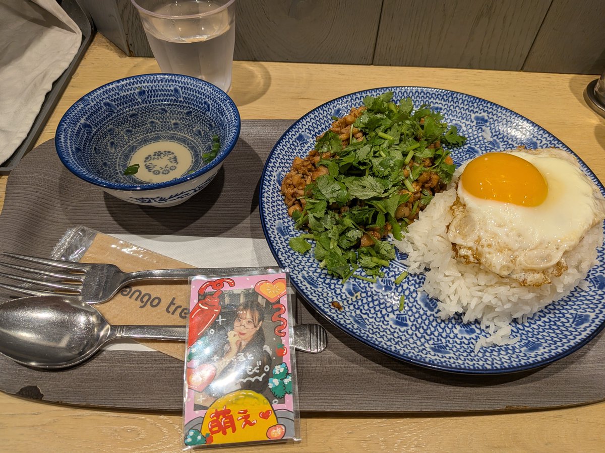 ikomotom's tweet photo. 東京駅グランスタ丸の内改札外
mango tree kitchen
パクチー鶏のガパオ
#連れてってみくるちゃん https://t.co/GxrCMfkCA4