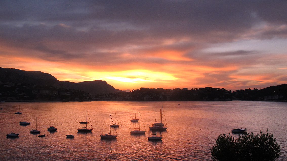 AlainHanel's tweet photo. JUSTE POUR VOIR...                                                                    De ma terrasse à Villefranche-sur-Mer, chaque matin d'automne ou d'hiver m'offre un spectacle extraordinaire...                                                                         Vous voyez chaque jour à quoi ressemble le décor de cette baie, mais les photographies que je vais vous présenter sont rares et pour certaines datent de plus d'une décennie...                                                                   J'ouvre le rideau et ouvrez vos yeux : le créateur est à l’œuvre.