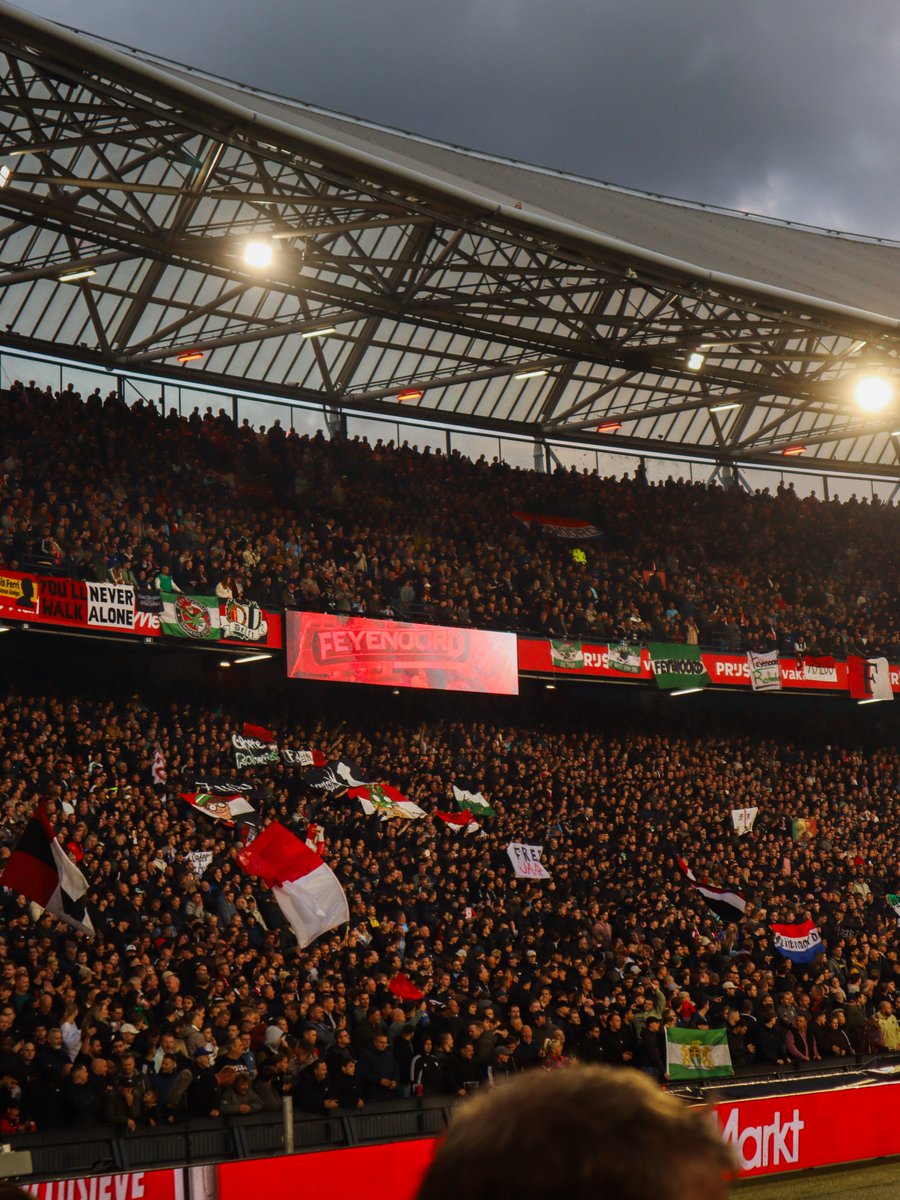 FRFC1908's tweet photo. De Kuip vol met spandoeken. Een brullend stadion. 2-0 overwinning. Wat wil je nog meer? Op naar woensdag. En hang je spandoek weer op! https://t.co/Hv3BoFVB4F