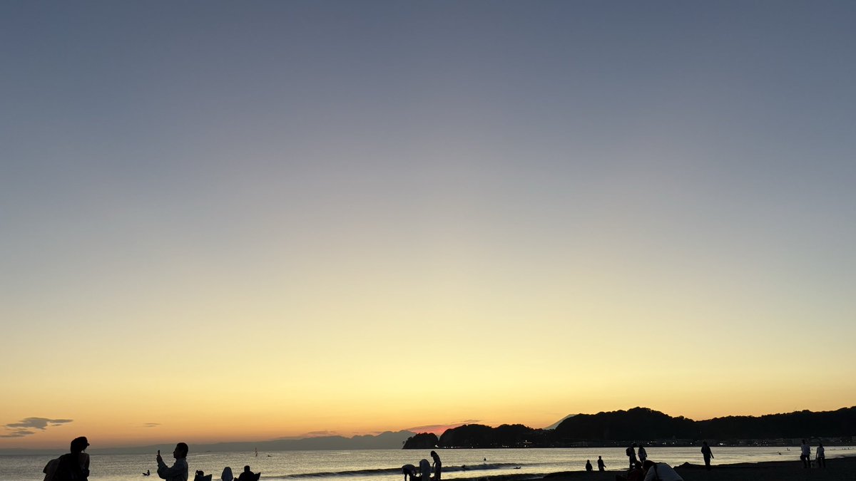 nishi_taker's tweet photo. 日曜RUNは、8㎞をユルJOGで。
夕暮れ時のbeachは、散歩したり写真撮ったり、くつろいだりギター弾きながら歌を唄ったりと、みんな思いおもいの過ごし方。
こういった風景を見ると、何だか和む。
かたや134は大渋滞中。よそ見しないようにねー。
#サブ4挑戦 #ランニング #由比ヶ浜RUN #イマソラ https://t.co/kseQInuKCx