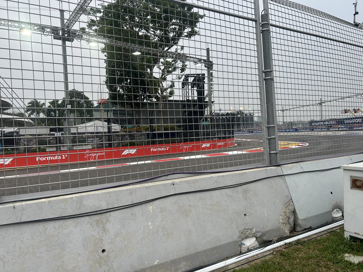 saiyu05's tweet photo. 迷った結果、ここで観ることにします。
すでに人たくさんいる。

#F1シンガポールGP
#f1jp https://t.co/VlnPQXxgiZ