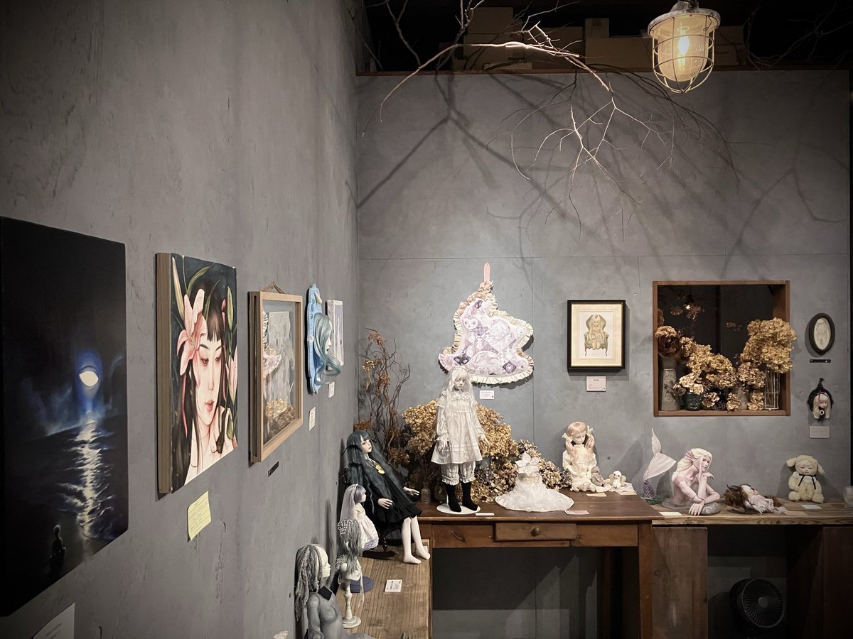 AjisaiGallery's tweet photo. 本日をもちまして企画展『 波音を待つ夜に 』を閉幕いたしました。
多くのご高覧を誠にありがとうございました。

お客様と出展作家様、メインビジュアルをご担当下さった夏目さんに心より感謝申し上げます。
新たな企画展の幕開けとして数多くの素晴らしい物語を見させていただきましたことを大変嬉しく思います。
また来年も人形たちの共演を楽しみにしております🌊🌙

---------------------------

gallery hydrangea 企画展

『 波音を待つ夜に 』

会期：2026.10.02(金) ～ 10.11(日)

休廊：火・水

時間：13:00～18:30（最終日は17:00まで）

会場：gallery hydrangea（東京 曳舟）

招待作家：夏目 羽七海

テーマ：人形

入場無料

刻の積もる花咲く部屋で
　
海の記憶が香る頃
　
月の揺らめく霧海の森へ
　
夜風が遠い波音を運ぶ

#gallery_hydrangea #企画展 #波音を待つ夜に