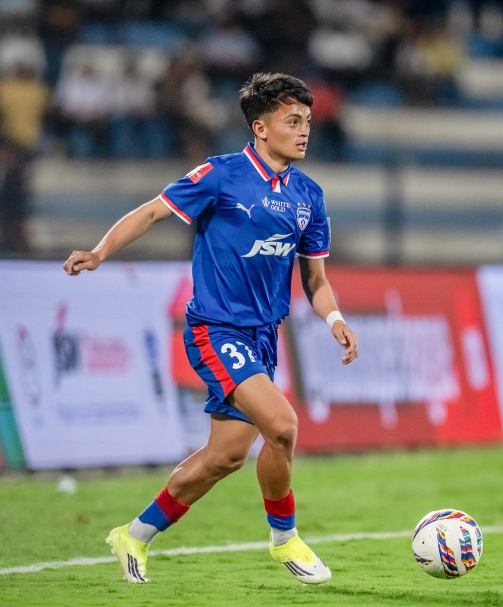 imsharath_S's tweet photo. To everyone hyped about @SVarshneya10 after yesterday’s match, sit back, relax &amp; wait for @PepMunyoz to unleash more @bengalurufc prodigies! 🔥

We’ve waited years for moments like these. Let’s be patient and watch  these gems flourish! ❤️💙

&amp; didn’t you all watch Shivaldo ?🤔 https://t.co/YHJe286r9w