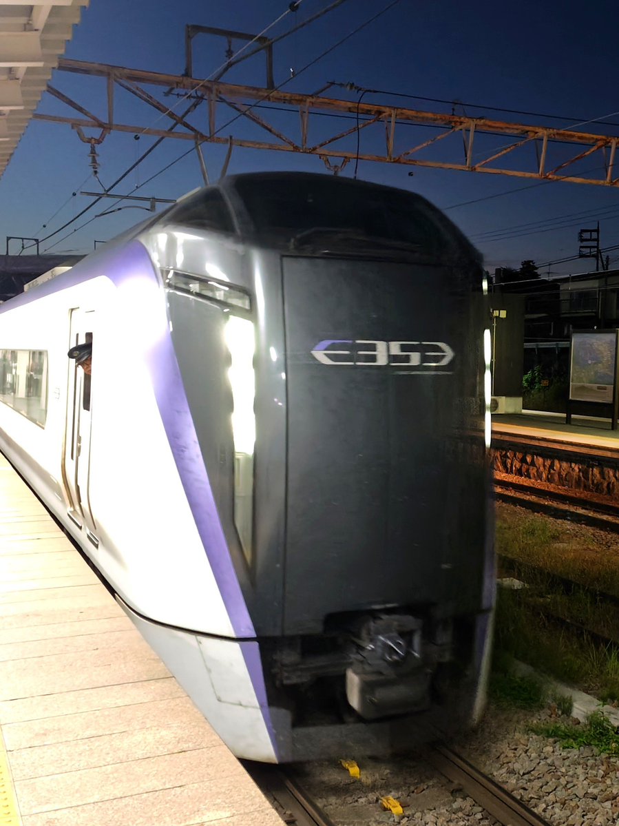 TMO0903's tweet photo. 特急あずさ84号(臨時)に乗車中です。実はE353系に乗るのは初めてで、普通席のレベルの高さに感動しております。
この連休中は臨時列車がたくさん出てるようで、かつてのエースだったE257系もガッツリ運用に入っていますね。 https://t.co/oHuMHuwGRO