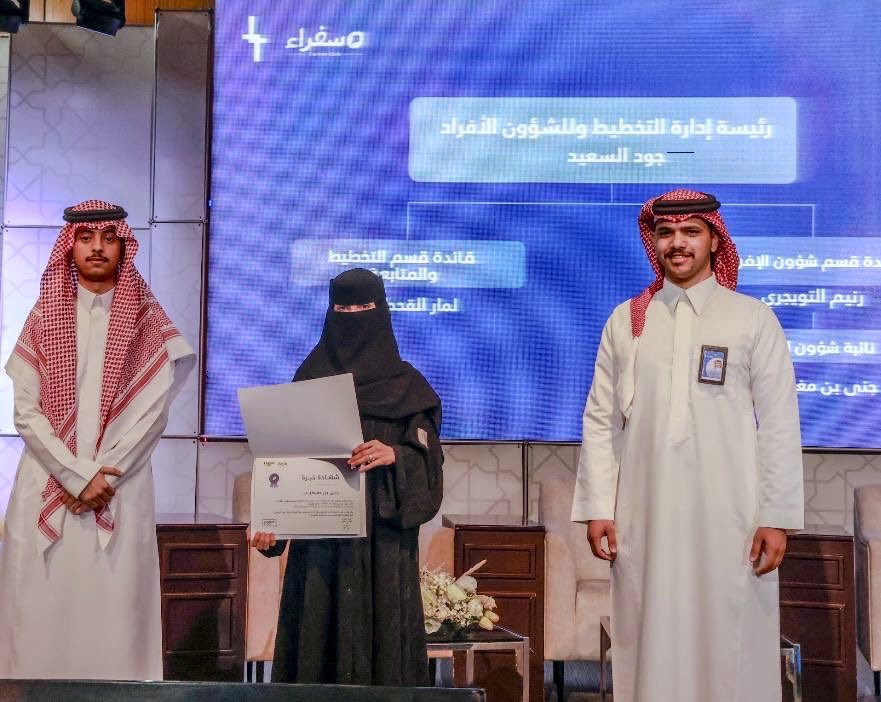 nxq911_'s tweet photo. الحمدلله على تمام الإنجاز✨🙏🏻!!

أختتم رحلتي في برنامج سفراء بشهادة خبرة، وفخر تحقيق قسمنا لقب القسم المتميز، وتشرفت بقيادة الحفل الختامي للبرنامج وشاكرة هذه الثقة🌟

ممتنة لكل تجربة وخبرة اكتسبتها خلال رحلتي كنائبة لقسم شؤون الأفراد، والقادم أجمل بإذن الله! https://t.co/ocDAzQKcz8
