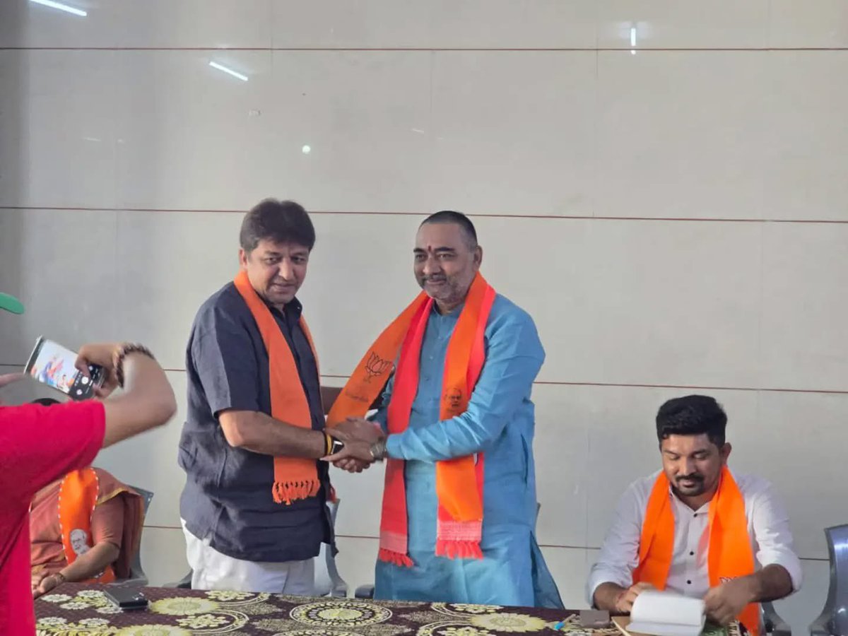 MLASandipDesai's tweet photo. સુરત જિલ્લા ભાજપના પ્રભારી અને ગુજરાત પ્રદેશ ભાજપના ઉપપ્રમુખ શ્રી ગૌતમભાઈ ગેડીયાની વિશેષ ઉપસ્થિતિમાં ચોર્યાસી તાલુકા ભાજપની ટિફિન બેઠક યોજાઈ.

આ બેઠકમાં ચોર્યાસી તાલુકા ભાજપના પ્રભારી શ્રી કેયુરસિંહ પરમાર, પ્રમુખ શ્રી અભિષેકભાઈ નાયક,
(1/2) https://t.co/SrwmIDAk49