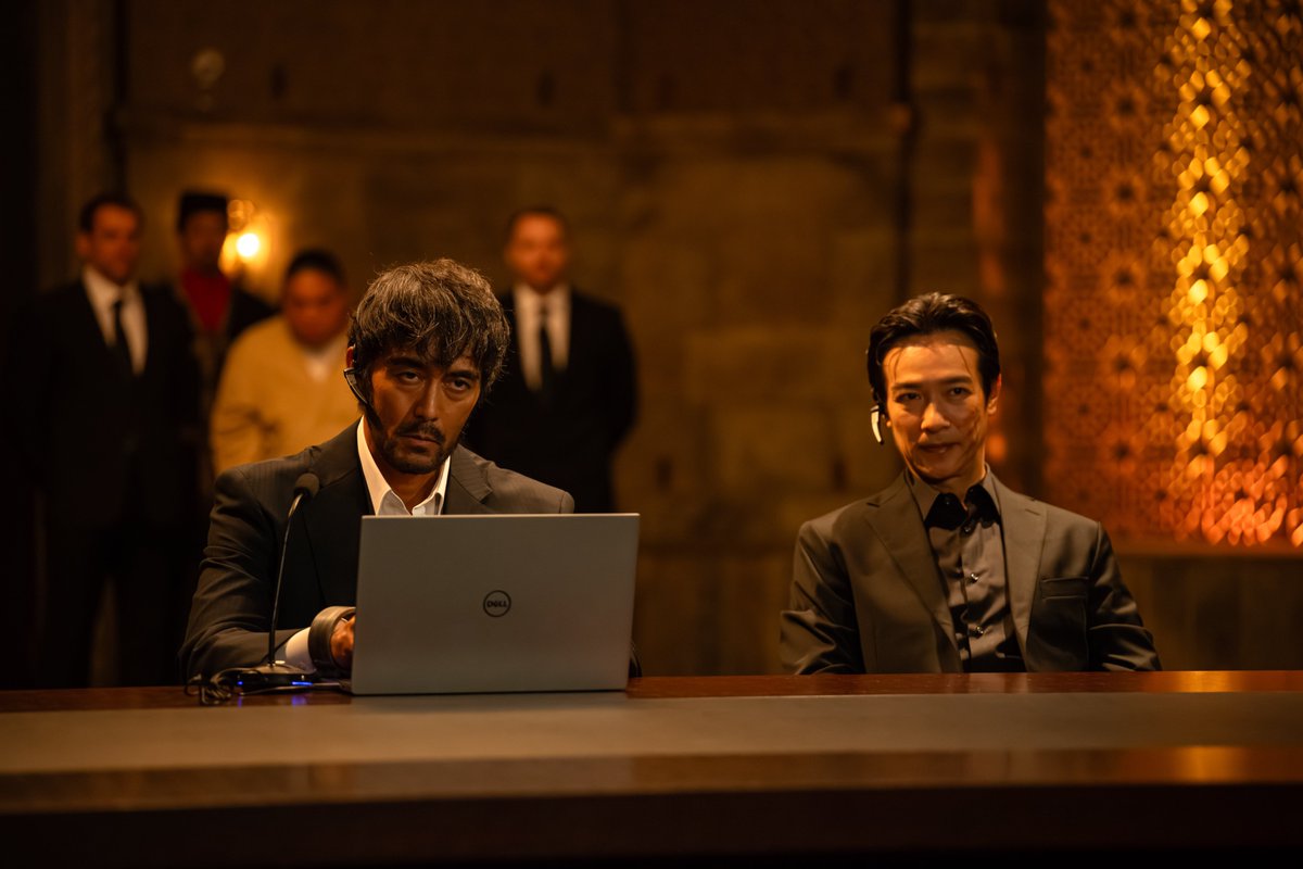 TBS_VIVANT's tweet photo. 🔴 #VIVANT 放送中 ⚫️

リュウ＆野崎らで
テントのサムライを探す

#VIVANTep20 https://t.co/AzORkKEovS