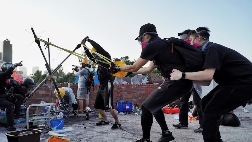 MRGNDRFFR's tweet photo. Quand il va se rendre compte que la répression des manif à Hong Kong était bien moins violente qu'en France il va avoir une épiphanie.

(Essayez juste de vous trimballer avec des arcs, des souffleurs à feuilles, des casques + masques ou même de simples parapluies ici...) https://t.co/cT2EssVavD