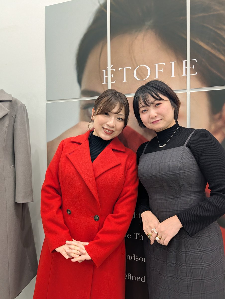 yu87ukauka's tweet photo. ETOFIE試着会着画②📷️
この赤いコートはU65だったかな。ホワイトが90だったはず。スーツのジャケット着た上からコート着ることを想定すると90が私にはベストでした✨
みほさんとお写真💕嬉しい♥️
#ETOFIE https://t.co/a8xYHDR5P5