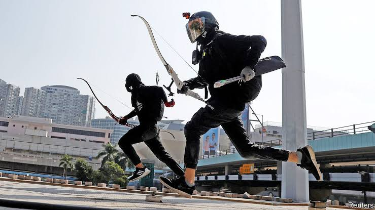 MRGNDRFFR's tweet photo. Quand il va se rendre compte que la répression des manif à Hong Kong était bien moins violente qu'en France il va avoir une épiphanie.

(Essayez juste de vous trimballer avec des arcs, des souffleurs à feuilles, des casques + masques ou même de simples parapluies ici...) https://t.co/cT2EssVavD