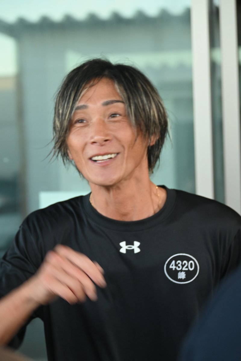 hochi_boatrace's tweet photo. ◆ファン感謝３Ｄａｙｓ　ボートレースバトルトーナメント（ボートレース津・１１日・２日目）

＃峰竜太
「抽選を見ていたんですけど、めくったら１号艇になってないかなって（笑い）思いましたよ。自分でめくりに行こうかなって」
と、記者陣にいつも通り、楽しそうに話していましたが、その後スタッフの方に「峰さん、優出インタビューありまーす！」と言われて、立ち去っていきました（笑い）