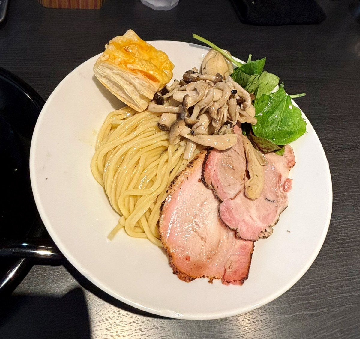 akairinga's tweet photo. トリュフ香るきのこポタージュつけ麺
アンタイヌードルズ
きのこの旨味たっぷりの濃厚ポタージュつけ汁がつるつるの麺によく絡みめちゃくちゃ美味しい〜！トリュフ良い香り、きのこの歯応えも◎付け合わせのチーズパイは食べるの勿体なくて最後まで取っておきデザートがわりに。完飲完食大満足。 https://t.co/WPpEuB8G82