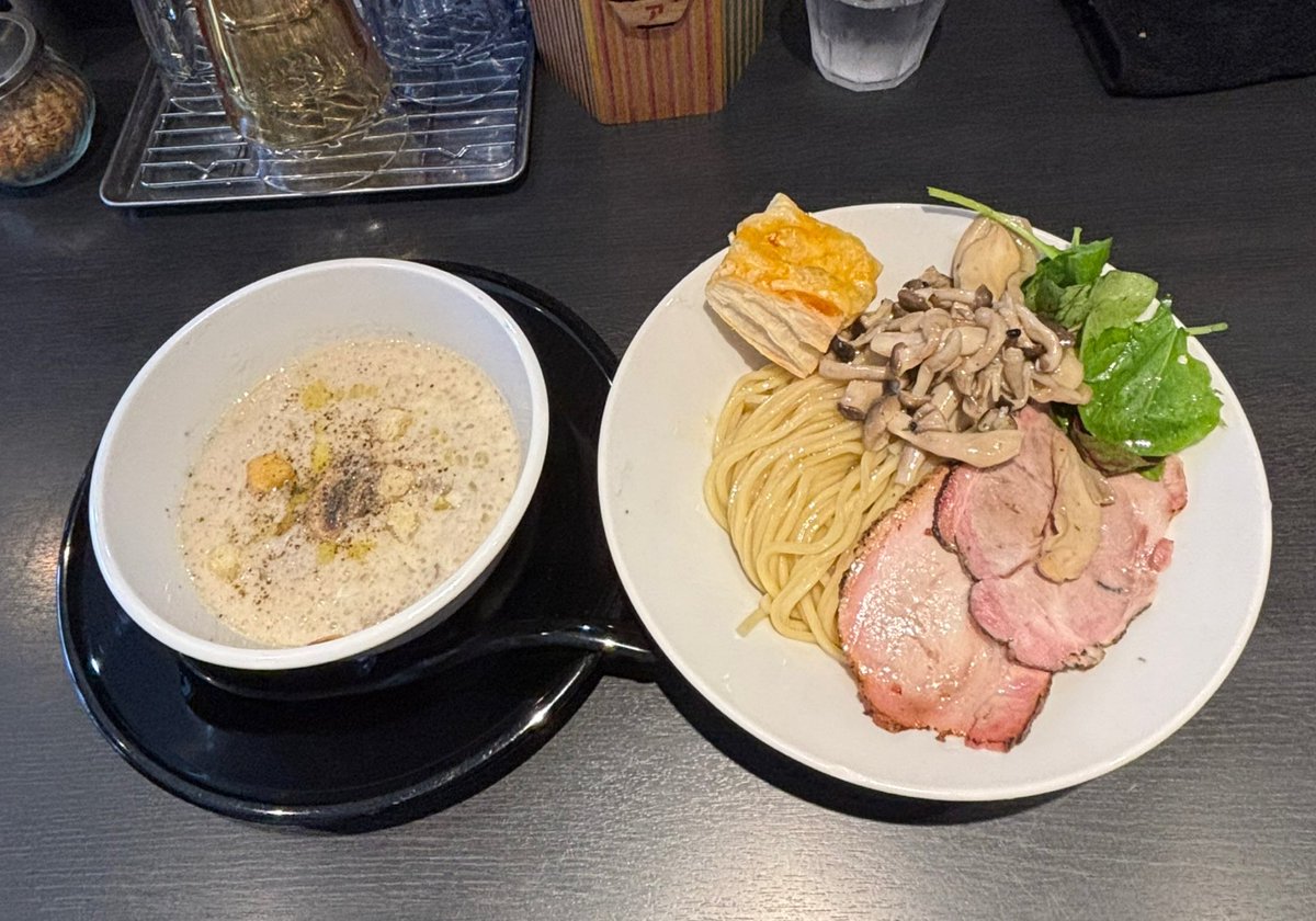 akairinga's tweet photo. トリュフ香るきのこポタージュつけ麺
アンタイヌードルズ
きのこの旨味たっぷりの濃厚ポタージュつけ汁がつるつるの麺によく絡みめちゃくちゃ美味しい〜！トリュフ良い香り、きのこの歯応えも◎付け合わせのチーズパイは食べるの勿体なくて最後まで取っておきデザートがわりに。完飲完食大満足。 https://t.co/WPpEuB8G82