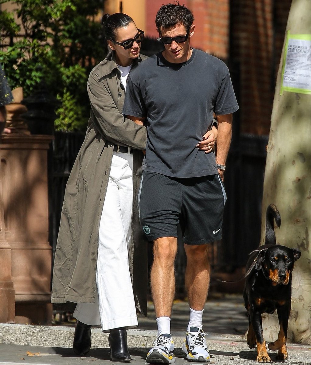 ChaosCrave_'s tweet photo. Romantic couple Dua Lipa and Callum Turner spotted enjoying a loved-up stroll in NYC while walking their dog. https://t.co/WMQeB7go6g
