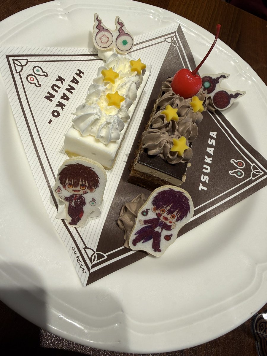 xxmutsu's tweet photo. 花子くんスイパラコラボカフェに行ってきました✌️✨️🌸👻

改めて自分で塗って仕上げた等身イラストがこうしていろんな形になって展開されてることに嬉しく思いました🥹✨️
ありがとうございます！！😭

めちゃくちゃ美味しかったです！！✨️😋いっぱい食べてしまった🥳

@enshutsu_lisa にも同行して頂き大感謝…！！🙏

#花子くんアニメ  #スイパラ