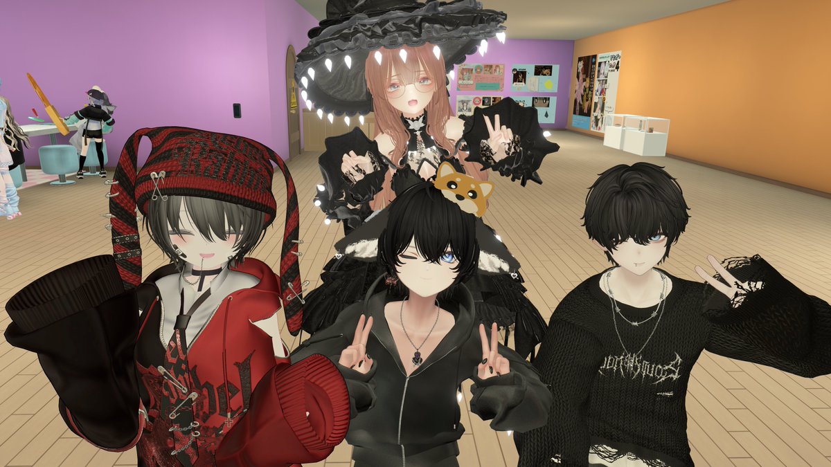 hirasaba1129's tweet photo. 【10/5月曜日】#ドジっ子Bar はぐれと挑戦してお邪魔してきました！
ハロウィン仕様になってるし、定期回ラスト２回？とかで５ローテあって盛りだくさん＞＜

1ローテ目：めいりぃさん！訛りがかわよい魔女コスかわよいでグッド！魔女衣装は黒で正解よな。

2ローテ目：佐藤ななと696さん！なんか会話雑にし過ぎて何話したか忘れちまったｗｗｗｗ696さんがヤニカスなのは覚えてる。

3ローテ目：森下さん！名前の由来のインパクト強すぎて笑ってた。オムライスのお化け可愛かった。@c4lh6