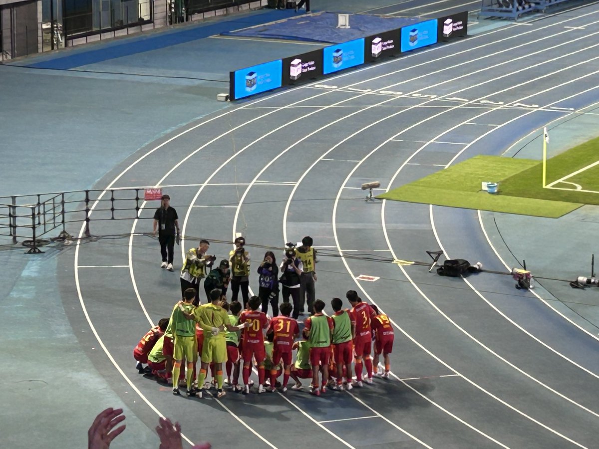 hamano_grampus's tweet photo. 試合後の帰り道、川崎サポだった元カノさんらしき後ろ姿、隣は新しい彼氏さんかな？
二人ともなんか寂しそうだぞ。
あなたと別れてまだボッチのワイだけど気分いいぞ。
#グラサポ川崎遠征
#grampus
追伸:幸せになってください。 https://t.co/QpMw8epUlu