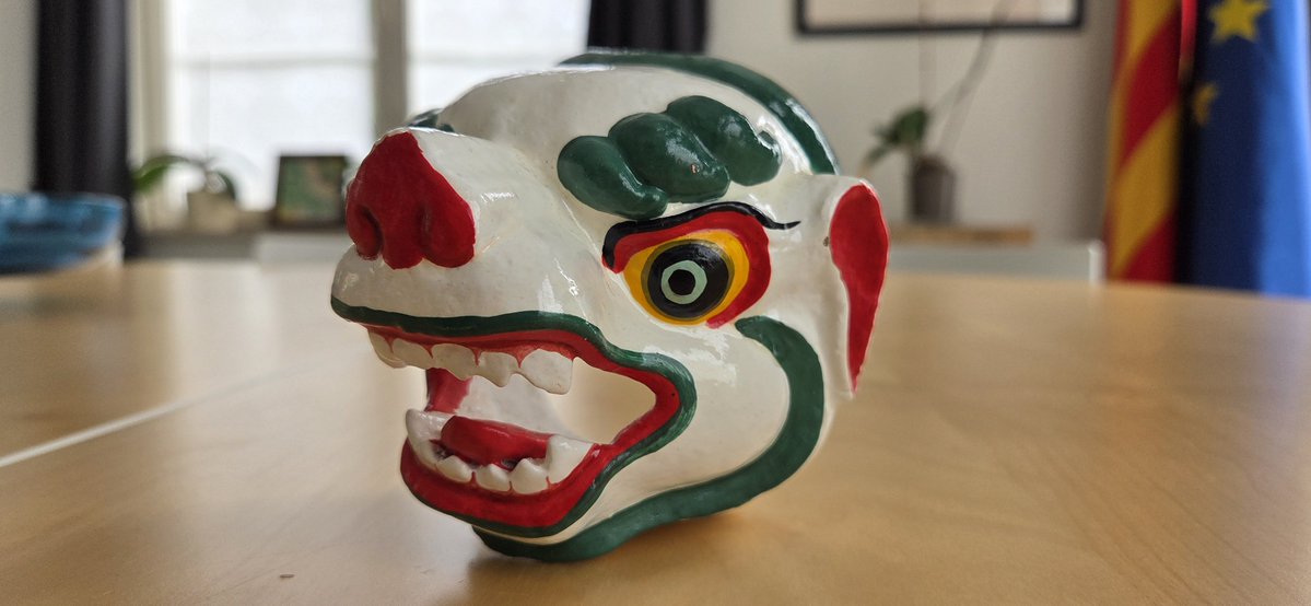 KRLS's tweet photo. M'han fet un regal molt especial, vingut del Tibet. Representa el Lleó de les Neus, Kang Seng-gue (en tibetà s'escriu ཁངས་སེང་གེ). 
És un animal mitològic tibetà, símbol d'intrepidesa i destructor d’obstacles. Salta de cim em cim a les muntanyes de l’Himàlaia i tot el Tibet. Viu a glaceres i a la neu i ha esdevingut avui un símbol per la lluita contra els efectes de l’escalfament global.
@DalaiLama 
@Tibparliament
@TibetPeople