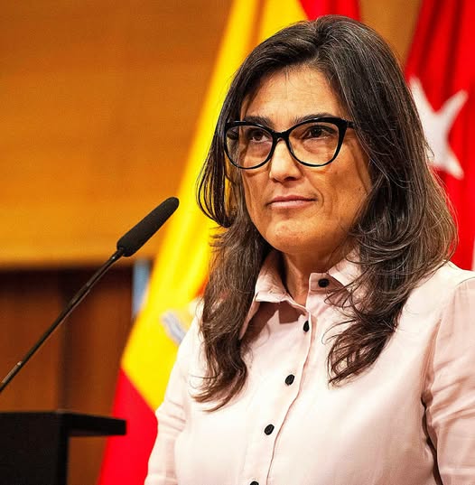 FuensantaLM's tweet photo. Esta que llego deportada de Argentina y como no, sus estudios en la Universidad publica  Autonoma en ciencias politicas de Madrid, es decir el autentico cancer para España, se permite el lujo de decir en la asamblea, ¡¡NO VA VER  PAZ EN LAS CALLES DE MADRID¡¡. https://t.co/qpGjcS6gsV