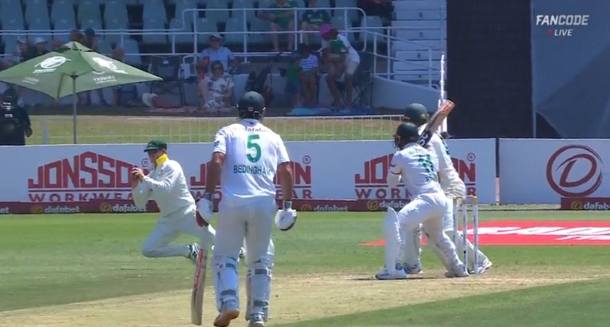 mufaddal_vohra's tweet photo. A brilliant anticipation catch by Steven Smith. https://t.co/6xks5L2Jzl
