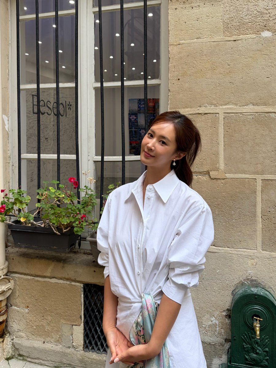 SNSD_0805's tweet photo. [INSTAGRAM] kwonyuri_official:

브랜드 엑스포 in 파리 🇫🇷 DAY2
오늘은 white 착장의 율 만나보실게요 🩶🩶

#kwonyuri #권유리 #kwonyuri_official 
#koreabrandexpo #eeseol

https://t.co/kwoz3uYpoY https://t.co/e5UHY0LLbk