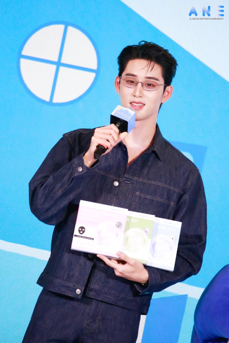ANiceEnt's tweet photo. "เอส ศุภ" พรีเซนเตอร์ของผลิตภัณฑ์ “The Editor’s Premium Sheet Mask”
ในงาน “Skin Editor : Famie Fest with EST & WESLEY”
#est_rvp
#SkinEditorxEST
#SkinEditorFamieFest
#TheEditorsPremiumSheetMask
#SkinEditor #มาส์กดำผสมสด
The Editor's Premium Sheet Mask เปิดตัวพร้อมกันทั้งหมด 3 สูตร ตอบโจทย์ 3 ปัญหาหลักของผิว:
1. LUMINOUS SKIN EDIT: สูตรอัพผิวไบรท์ ลดปัญหาผิวหมองคล้ำและจุดด่างดำให้กลับมาดูกระจ่างใส สําหรับผิวแพ้ง่าย ไม่ทําร้ายผิว ให้ผิวอิ่มนํ้าขึ้นทันทีหลังใช้และผลลัพธ์ชัดเจนขึ้นเมื่อใช้อย่างต่อเนื่อง รอยสิวและจุดด่างดำดูจางลง
2. EMERGENCY RESET EDIT: สูตรกู้ผิวเร่งด่วน ฟื้นฟูผิวที่อ่อนล้าให้กลับมาสดใสสุขภาพดี ช่วยปลุกผิวที่อ่อนล้า หรือเหนื่อยโทรม ให้กลับมาดูสดใส และดูสุขภาพดีอย่างเป็นธรรมชาติ มาส์กได้บ่อยไม่ทำให้ผิวอุดตัน เหมาะสำหรับผิวแพ้ง่าย
3. ACNE CALM EDIT: สูตรสำหรับคนที่ผิวเป็นสิวง่าย มีสิวอักเสบ หรือมีรอยแดงรอยดำจากสิว ช่วยปลอบประโลมผิว ให้สิวสงบลง พร้อมเติมน้ำให้ผิวชุ่มชื้น โดยไม่ทำลายเกราะป้องกันผิว