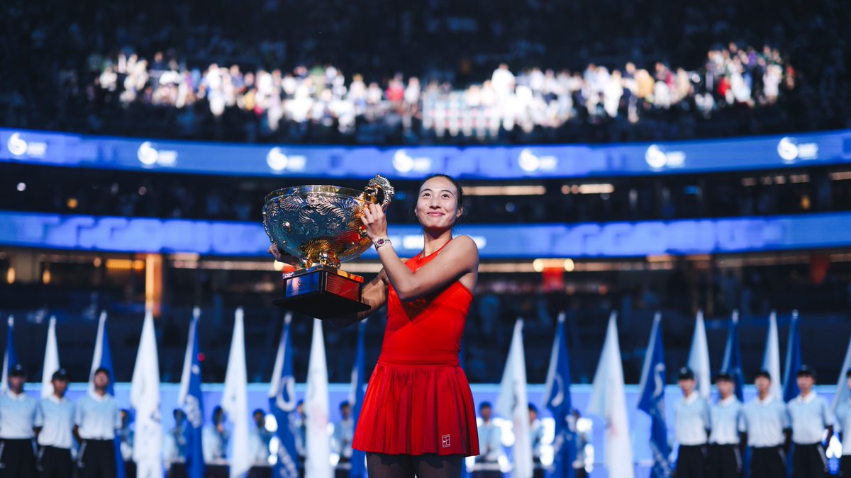 ChinaOpen's tweet photo. Crowned at home 🏆
 
This historic night belongs to Zheng Qinwen ✨

#ChinaOpen https://t.co/PBsz11yaTg