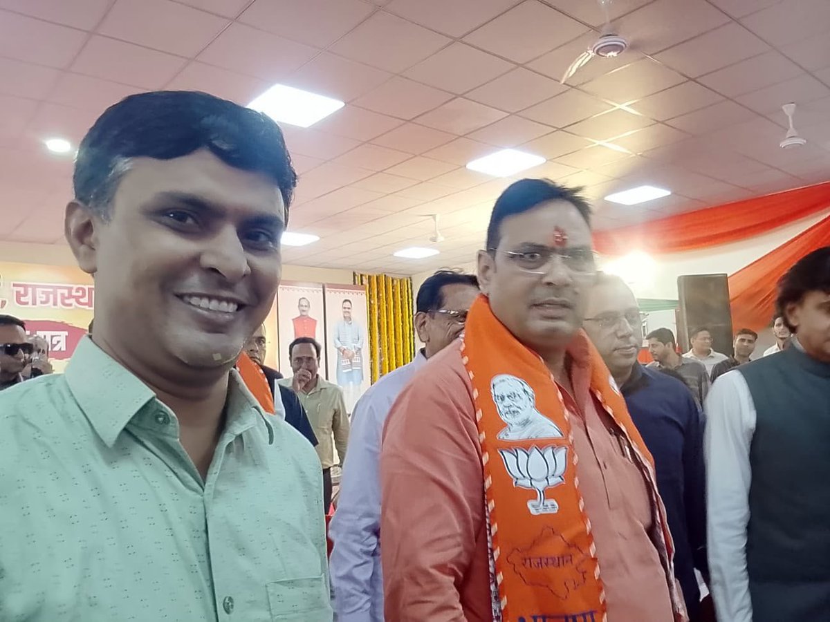 RPEA_U's tweet photo. भाजपा प्रदेश कार्यालय, जयपुर में प्रदेशाध्यक्ष श्री जल सिंह कुंतल जी के नेतृत्व में राजस्थान फार्मासिस्ट कर्मचारी संघ (एकीकृत) की टीम उपस्थित रही। सचिव श्री सुरेश परमार जी ने माननीय मुख्यमंत्री श्री भजनलाल शर्मा जी से शिष्टाचार भेंट की।
@RajCMO 
@RajGovOfficial 
@BhajanlalBjp https://t.co/s0utc3Ykpv