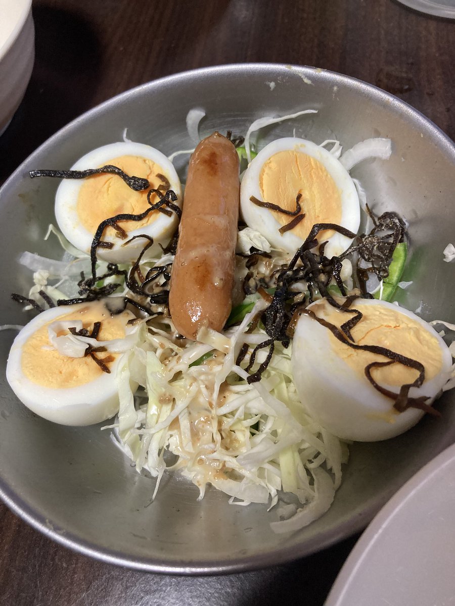 moto19620814's tweet photo. 今宵の『もっさん食堂』

【干焼鶏片定食】鶏の唐辛子炒め
鶏肉・ピーマン・タマネギ・しめじ・ウインナー

味付け:醤油・酒・味の素・砂糖・オイスターソース・辣油・ごま油

サラダ
卵・キャベツ・タマネギ・ピーマン・ウインナー・塩昆布

ごちそうさま😋
＃大分県
＃料理
＃おうちごはん
＃中華 https://t.co/LIZb2RJsgF