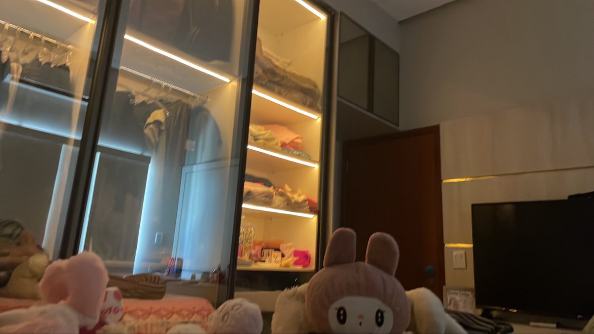 nyxiluaa's tweet photo. olha o meu quarto q eu manifestei esse ano gente #loatwt https://t.co/Osyl18FzYF