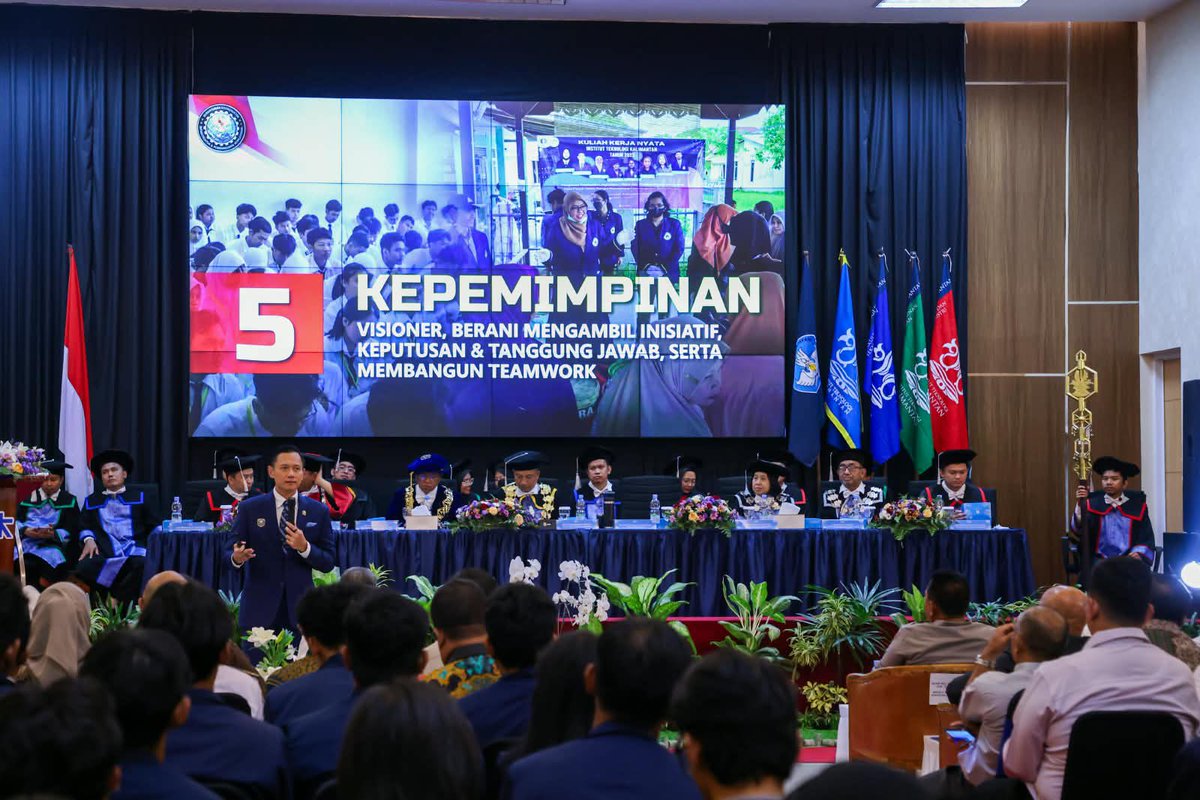 demokrat_sub's tweet photo. Menko AHY menegaskan peran strategis ITK dalam mencetak SDM unggul dan mendukung pembangunan infrastruktur serta konektivitas Kalimantan. Kolaborasi pemerintah dan kampus menjadi kunci transformasi daerah.

#MenkoAHY #ITK #DemokratSurabaya https://t.co/hDufwpUfDk