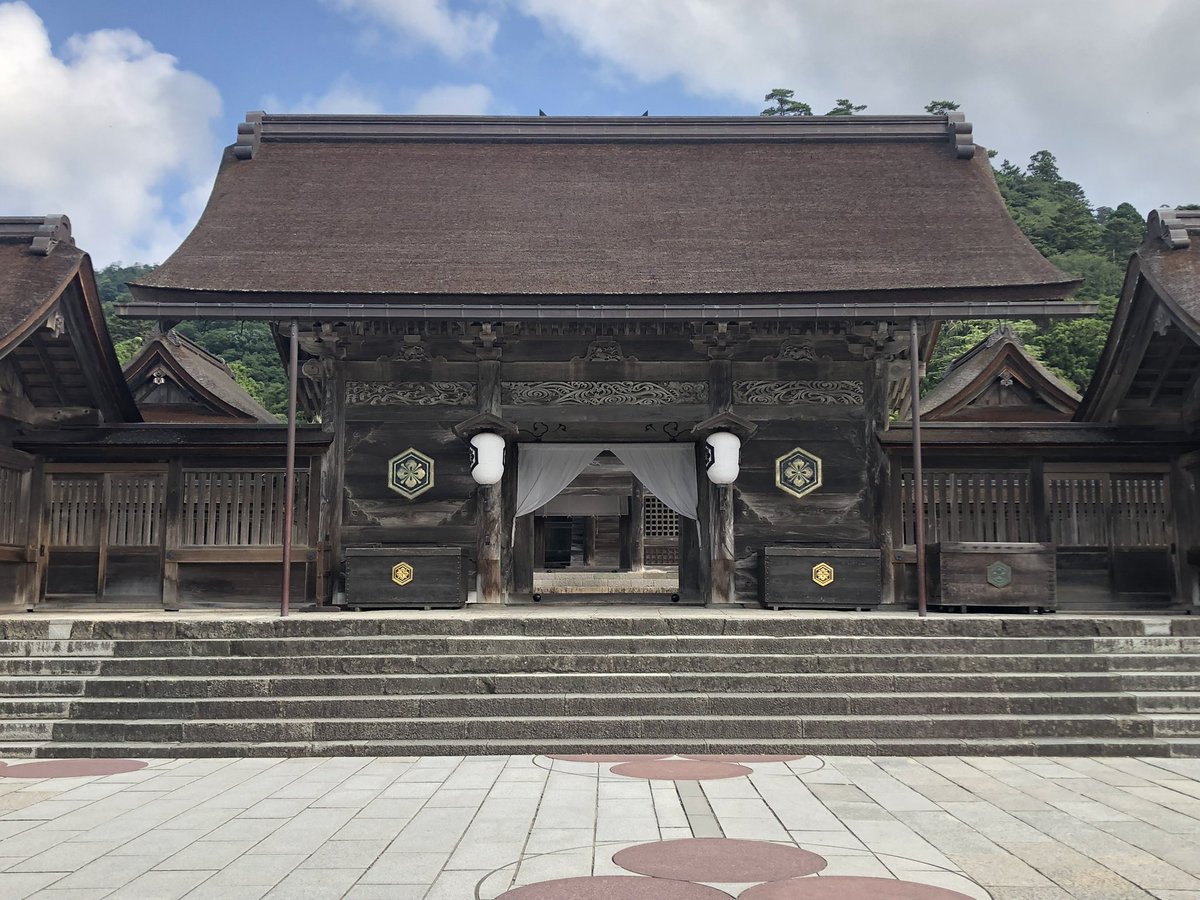 6wa6B's tweet photo. 間違っている方が沢山いますので無礼承知で書きます
10月に出雲大社に神様が集まる神在月は旧暦の10月であって今の10月ではありせません
旧暦の神在月は今の11月です
実際、出雲大社で行われる神在祭も11月に行われます(今年は11月18日～25日)
気分を害しましたらすみません
#出雲大社
#神在月
#神在祭 https://t.co/34iUDv0lfj