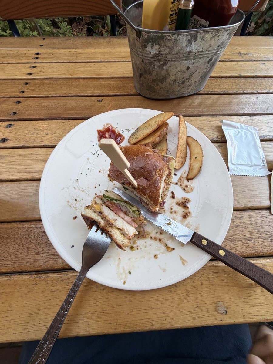 reson_nance's tweet photo. 수제햄북스딱스깔끔하게먹기자격증보유자.
어쩌다보니 같은 위치에서 출긍샷찍음 https://t.co/E3Vvn25oRH