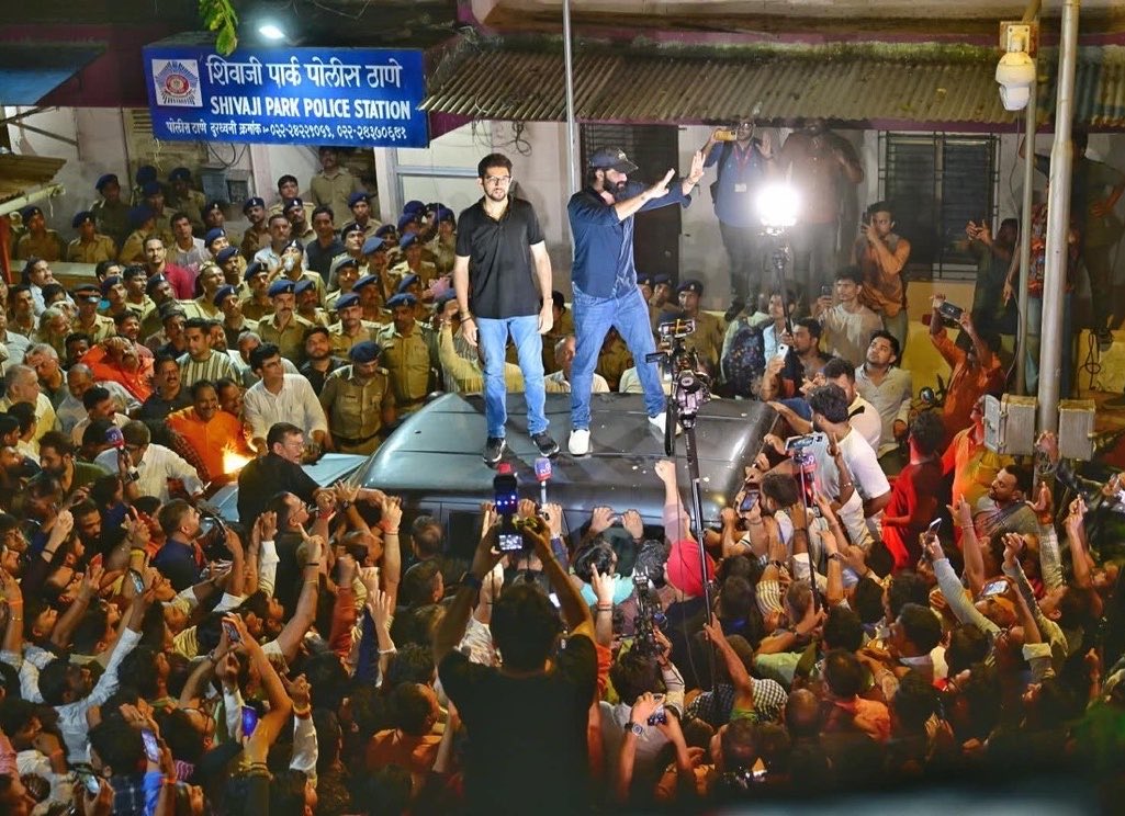 GaneshaSpeaks_'s tweet photo. Thackeray brothers barricaded the Mumbai police station. 🔥 https://t.co/T4KSuIO4vx