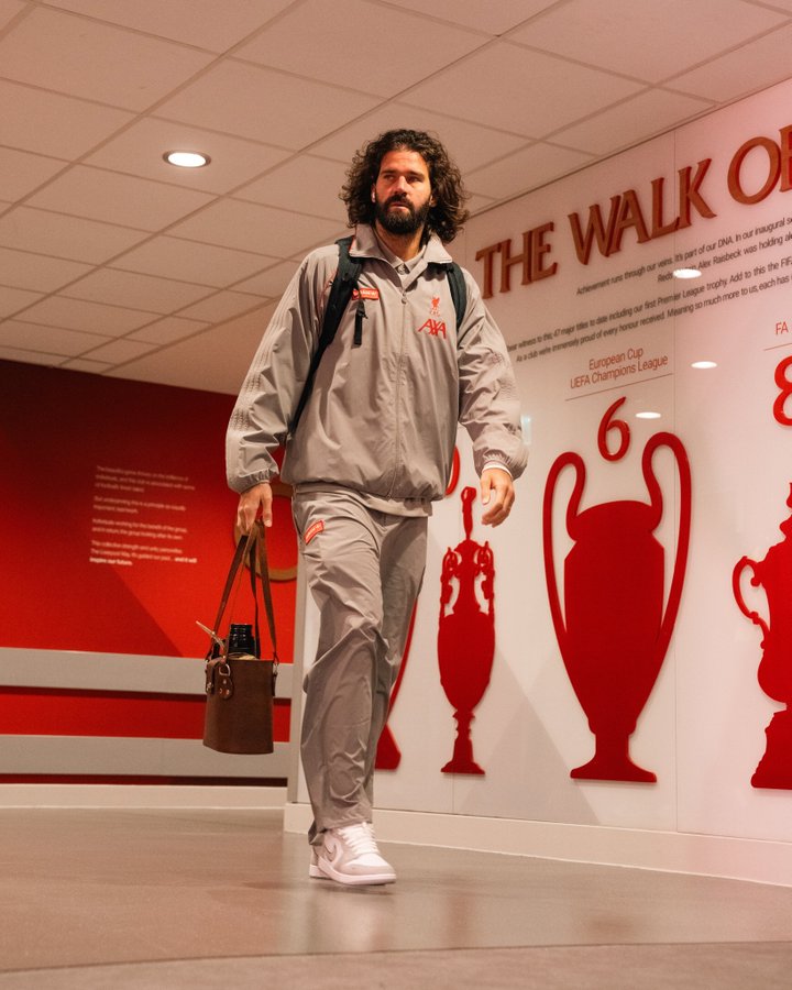 Off__thebench's tweet photo. Alisson Becker arrives at Anfield ahead of Liverpool vs Manchester City. 🔴📸

He STARTS for the Reds today. 🧤🔥

#Alisson #Liverpool #ManchesterCity #PremierLeague https://t.co/ZPh9evrboj