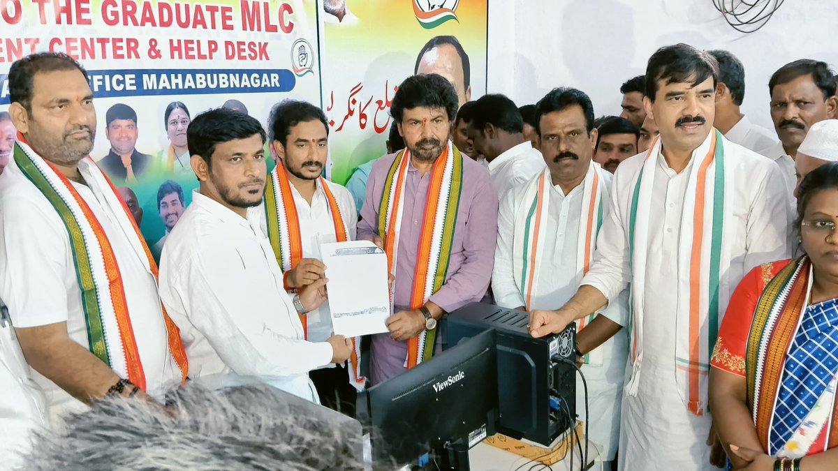 megmrmla's tweet photo. భూత్పూర్ కేవీఎన్ ఫంక్షన్ హాల్‌లో జరిగిన మహబూబ్‌నగర్ జిల్లా కాంగ్రెస్ పార్టీ కార్యవర్గ సమావేశంలో ఏఐసీసీ ప్రత్యేక ఆహ్వానితులు శ్రీ @VamsiChandReddy గారు, జడ్చర్ల ఎమ్మెల్యే @JAnirudhreddy  గారు, డీసీసీ అధ్యక్షులు శ్రీ సంజీవ్ ముదిరాజ్ గారు, పట్టభద్రుల అభ్యర్థి శ్రీ @RamMohanINC గారు & ముఖ్య నాయకులతో కలిసి పాల్గొన్నాను. పార్టీ బలోపేతం, క్షేత్రస్థాయి కార్యాచరణపై సుదీర్ఘంగా చర్చించాం.
ముఖ్యంగా, రాబోయే పట్టభద్రుల ఎమ్మెల్సీ ఎన్నికల్లో కాంగ్రెస్ పార్టీ అభ్యర్థి సామ రామ్మోహన్ రెడ్డి గారి భారీ గెలుపే లక్ష్యంగా రికార్డు స్థాయిలో ఓటర్ల ఎన్‌రోల్‌మెంట్ జరగాలి. ప్రతి ఒక్క కార్యకర్త బాధ్యతగా తీసుకొని అర్హులైన ప్రతి గ్రాడ్యుయేట్‌ను నేరుగా కలిసి ఓటరు నమోదు చేయించాలని, మన అభ్యర్థిని అత్యధిక మెజారిటీతో గెలిపించడానికి శ్రమించాలని పిలుపునిచ్చాను.
@INCTelangana

#GMR #Devarakadra #TelanganaCongress #MLCElections #SamaRamMohanReddy