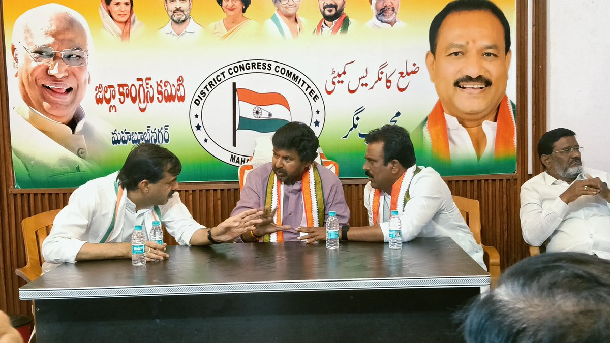 megmrmla's tweet photo. భూత్పూర్ కేవీఎన్ ఫంక్షన్ హాల్‌లో జరిగిన మహబూబ్‌నగర్ జిల్లా కాంగ్రెస్ పార్టీ కార్యవర్గ సమావేశంలో ఏఐసీసీ ప్రత్యేక ఆహ్వానితులు శ్రీ @VamsiChandReddy గారు, జడ్చర్ల ఎమ్మెల్యే @JAnirudhreddy  గారు, డీసీసీ అధ్యక్షులు శ్రీ సంజీవ్ ముదిరాజ్ గారు, పట్టభద్రుల అభ్యర్థి శ్రీ @RamMohanINC గారు & ముఖ్య నాయకులతో కలిసి పాల్గొన్నాను. పార్టీ బలోపేతం, క్షేత్రస్థాయి కార్యాచరణపై సుదీర్ఘంగా చర్చించాం.
ముఖ్యంగా, రాబోయే పట్టభద్రుల ఎమ్మెల్సీ ఎన్నికల్లో కాంగ్రెస్ పార్టీ అభ్యర్థి సామ రామ్మోహన్ రెడ్డి గారి భారీ గెలుపే లక్ష్యంగా రికార్డు స్థాయిలో ఓటర్ల ఎన్‌రోల్‌మెంట్ జరగాలి. ప్రతి ఒక్క కార్యకర్త బాధ్యతగా తీసుకొని అర్హులైన ప్రతి గ్రాడ్యుయేట్‌ను నేరుగా కలిసి ఓటరు నమోదు చేయించాలని, మన అభ్యర్థిని అత్యధిక మెజారిటీతో గెలిపించడానికి శ్రమించాలని పిలుపునిచ్చాను.
@INCTelangana

#GMR #Devarakadra #TelanganaCongress #MLCElections #SamaRamMohanReddy