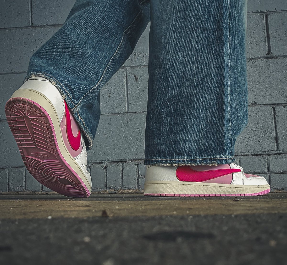 Scruggyj's tweet photo. Jordan 1 Retro Low OG SP 
Travis Scott Sail Tropical Pink

#postyourpink

#ScruggyjSneakers
#travisscottjordan1
#travisscotttropicalpink
#travisscott https://t.co/H4LL14m30x