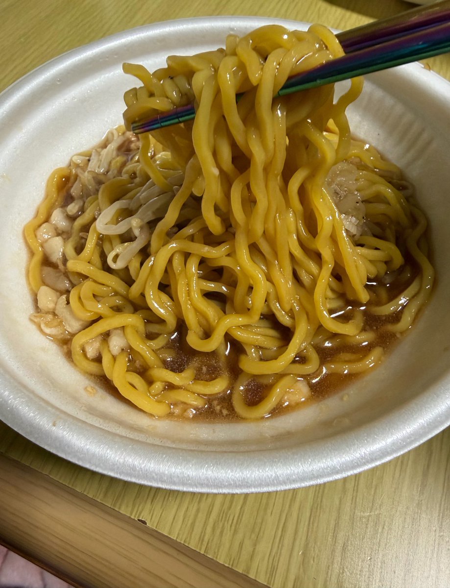 yamiyo_97's tweet photo. 北ノ醤油ラーメン

Soy Sauce Fatback Ramen

熱々スープにひき肉の旨み✨️

僕は好きでした🤤

 #SUSURUTV監修
 #ファミマ https://t.co/8QNrrtIMIt