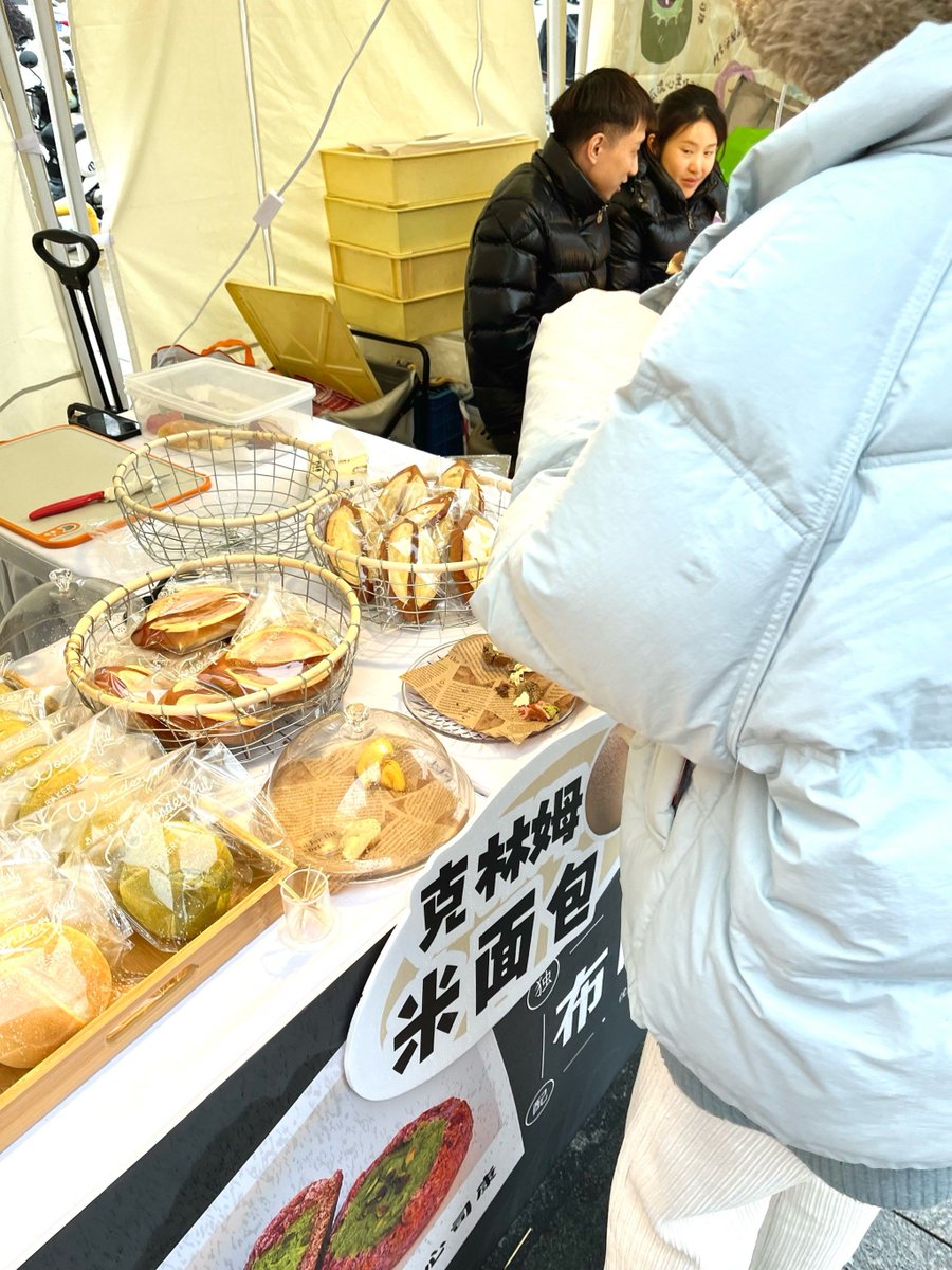 LeilaniKinvu's tweet photo. [倉庫で課程の腥味？違う！新商品の試食会です！]， https://t.co/5YdYr5a2iA