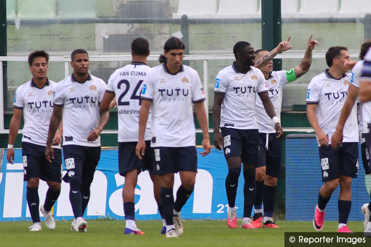 Super_League_GR's tweet photo. Οι ποδοσφαιριστές της Κηφισιάς πανηγυρίζουν το γκολ του Πόμπο στο 20' 

➡️ https://t.co/xl4wQzFcA5

#slgr #StoiximanSuperLeague #MD6 #kifpan #KifisiaFC #Panetolikos #Stoiximan https://t.co/5wJ5wkYvAp