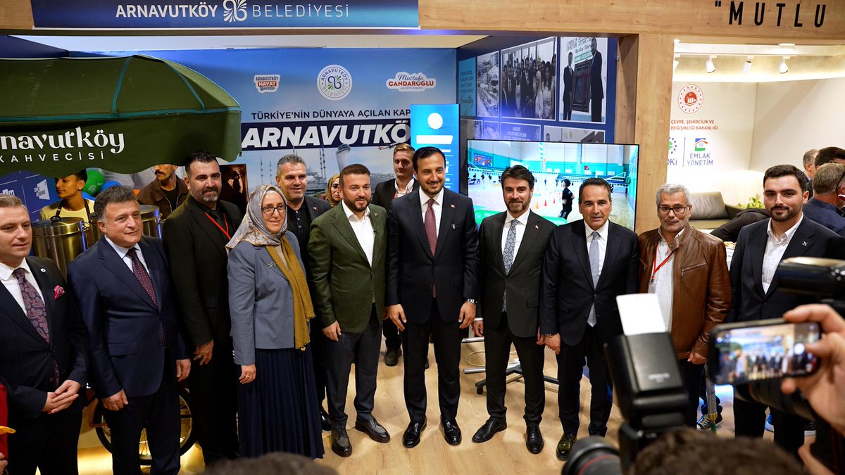 EmlakYonetim's tweet photo. 🌿 20. Kastamonu Tanıtım Günleri’nde Kültürel Zenginlikler İstanbul’la Buluşuyor!

Atatürk Havalimanı Millet Bahçesi, 20. Kastamonu Tanıtım Günleri ile Kastamonu’nun köklü kültürüne, yöresel lezzetlerine ve geleneksel el sanatlarına ev sahipliği yapıyor.

Tarım ve Orman Bakanımız Sayın İbrahim Yumaklı, önceki dönem Adalet Bakanımız Sayın Yılmaz Tunç, İstanbul Valimiz Sayın Davut Gül, Kastamonu Valimiz Sayın Meftun Dallı, AK Parti İstanbul İl Başkanı Sayın Abdullah Özdemir ve Genel Müdürümüz Sayın Mehmet Akif Küçükdağ, etkinlik alanındaki stantları ziyaret ederek katılımcılarla bir araya geldi.

Anadolu’nun zengin kültürel mirasını İstanbul’a taşıyan bu anlamlı organizasyon, Kastamonu’nun tarihî ve kültürel değerlerinin tanıtılmasına, yöresel geleneklerinin yaşatılmasına ve kültürel bağların güçlenmesine katkı sağlıyor.

Emlak Yönetim A.Ş. olarak, kültürel değerlerimizi gelecek nesillere aktaran, şehirlerimiz arasındaki dayanışmayı güçlendiren ve vatandaşlarımızı bir araya getiren bu özel buluşmaya ev sahipliği yapmaktan memnuniyet duyuyoruz.

📍 Atatürk Havalimanı Millet Bahçesi

#EmlakYönetim #İlTanıtımGünleri #KastamonuTanıtımGünleri #AtatürkHavalimanıMilletBahçesi #Kastamonu