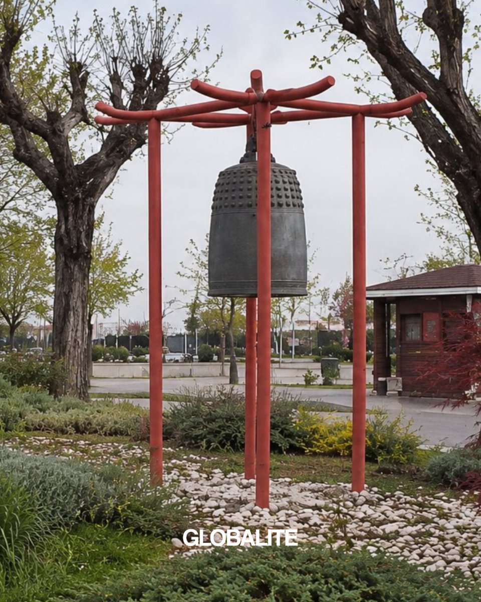 Globalite27's tweet photo. 💥 Yalova ile Japonya’nın Tonami şehri arasındaki kardeşliğin simgesi olan 37 yıllık Japon Barış Çanı çalındı.

• 87 kg ağırlığındaki tarihi çan, 26 bin TL'ye hurdacıya satıldı. https://t.co/vRRMzlrSIH