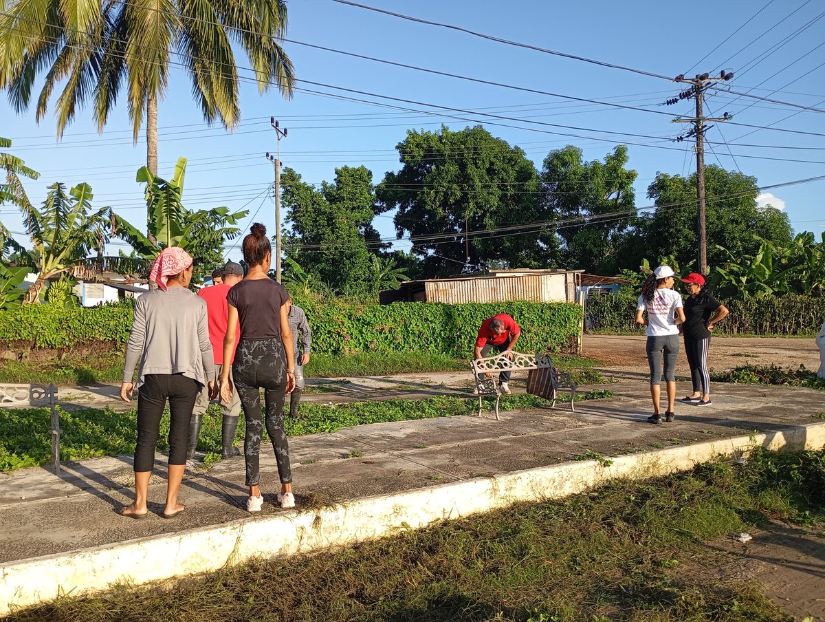 AnabelRamrezLp2's tweet photo. Realizamos trabajos voluntario en chapea de las  áreas verdes en #PorCiroRedondoTodo. #UnidosXCuba #SinPetderUnDía https://t.co/UR9dC7cG9G