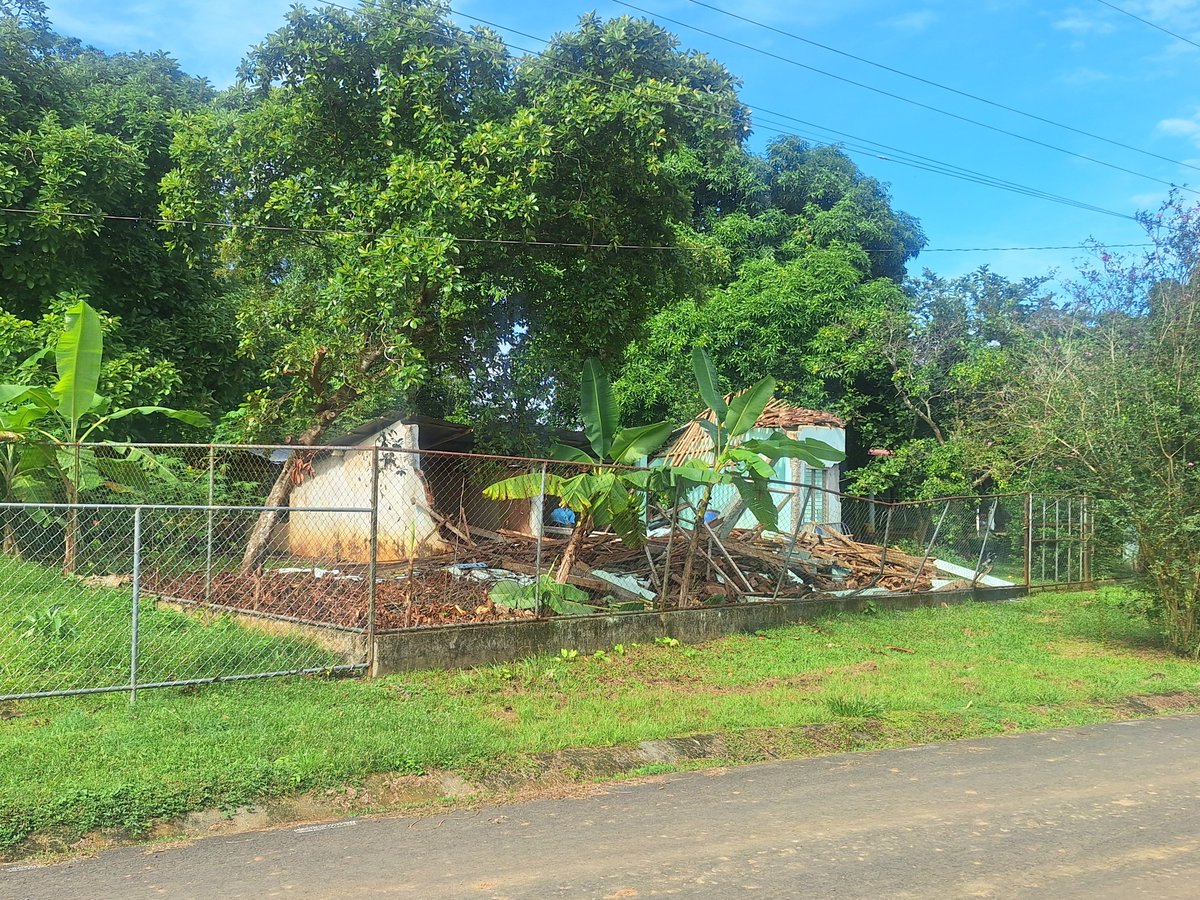 pablovega06's tweet photo. . @Sinaproc_Panama  @DinoskaDinoska Estamos reportando las afectaciones de El Pajaro de Macaracas, todavía no se han presentado las autoridades. Hay gente que no tiene donde dormir, no tienen, agua, energía, la alcaldía del distrito no se ha presentado. 

#SismoPanama https://t.co/Ds3WK0CNX4