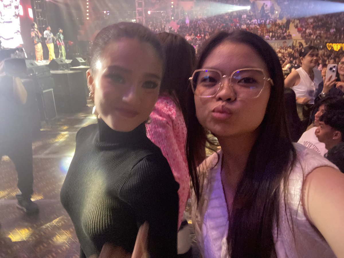 belnato_endgame's tweet photo. so ayun...... ako 'yung nasa likod ni belle......oo ni belinda...... HEMWJDJWKSUWISYDUWJWISOEUEHNEJEIDKEKSKKE&amp;;@:@;&amp;;3&amp;3)2?/!/&amp;:&amp;/9.&amp;:₱3&amp;2823882@2@2

PAKAMALAN DAKA BELLE
#BelleMariano https://t.co/kb5mew0cCP