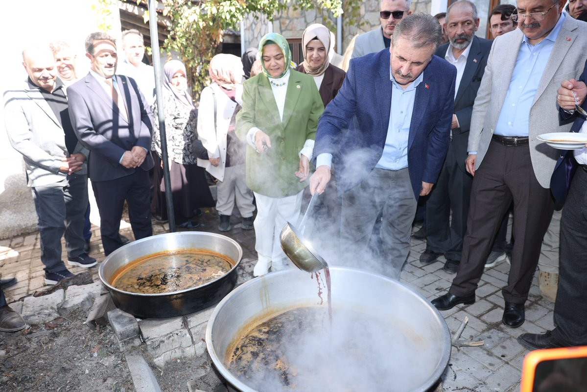 Mustafa_Destici's tweet photo. Memleketim Günyüzü Gecek köyümüzde kendi bağlarımızın bağ bozumu ve pekmez bereketini; Eskişehir Valimiz Sayın Dr. Erdinç Yılmaz, önceki dönem Aile ve Sosyal Politikalar Bakanımız, 28. Dönem Eskişehir Milletvekilimiz Sayın Ayşen Gürcan ve diğer misafirlerimizle birlikte yaşadık.
Hayırlı ve bereketli olsun inşallah 🍇