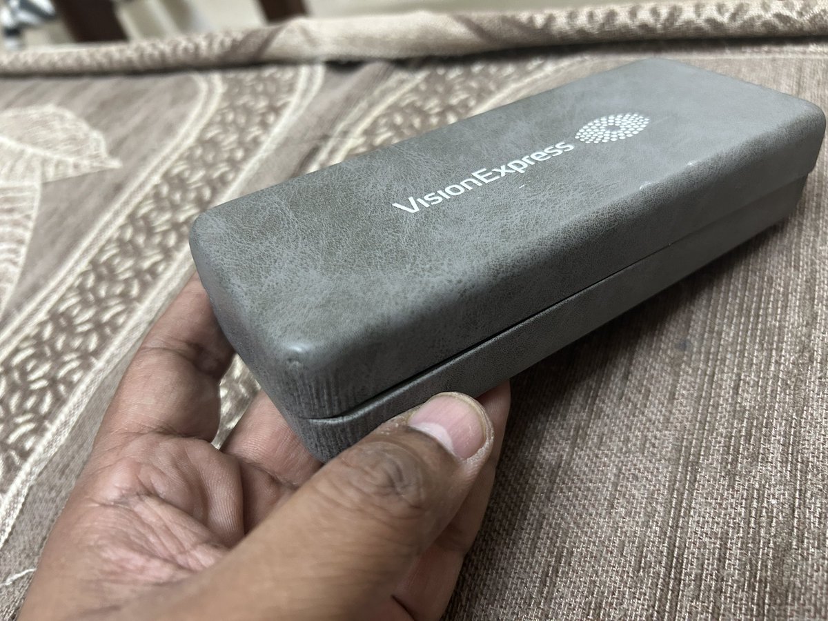 Johnvbinoj's tweet photo. @VEServiceTeam @VisionExpress @VisionExpress 
Look at the cheap qlity of box.
Its genuine feedback don’t buy anything from there.many better services there
@jaagograhakjago @JaagoGrahak https://t.co/DcPi6SdWvS